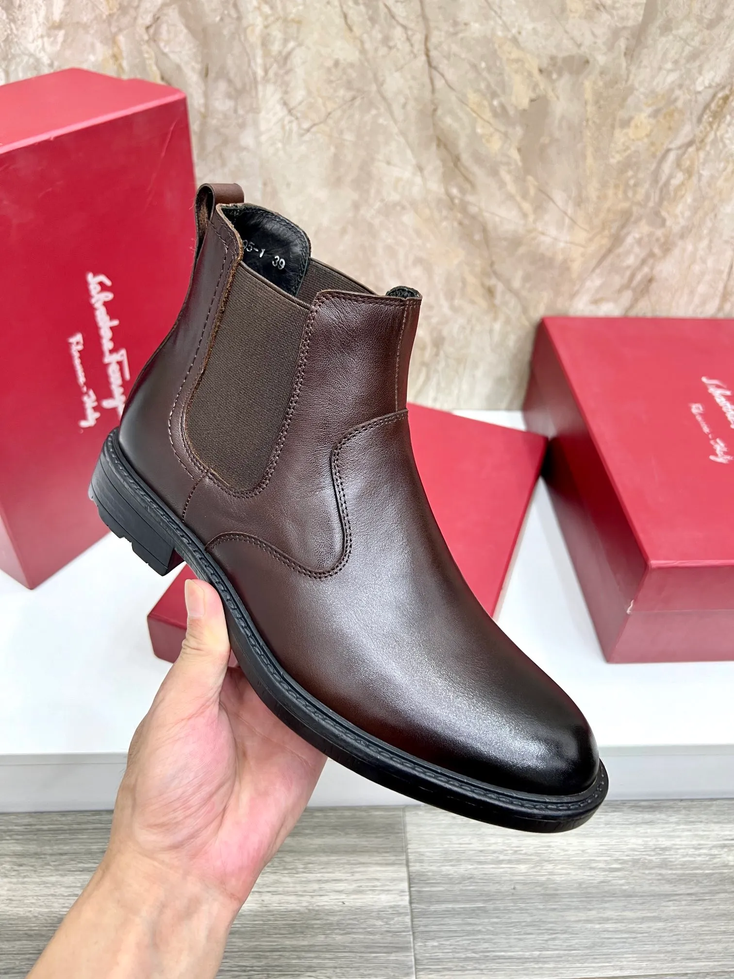 Original order quality: Men's shoes 💰700 Brand: Ferragamo (Ferragamo) One size larger: Men's size 38-44 (45 customized) Grade: Same style as the official website High-end men's shoes Material: Original cowhide, cowhide lining, original outsole Style category: Chelsea men's boots Fashion trend Color: Actual picture